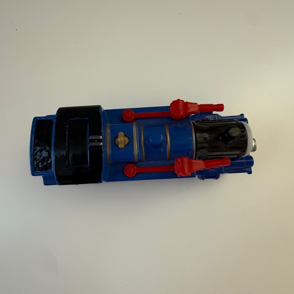 Thomas the Train Toys "Belle" Blue Train with signature red water cannon - Picture 8 of 8